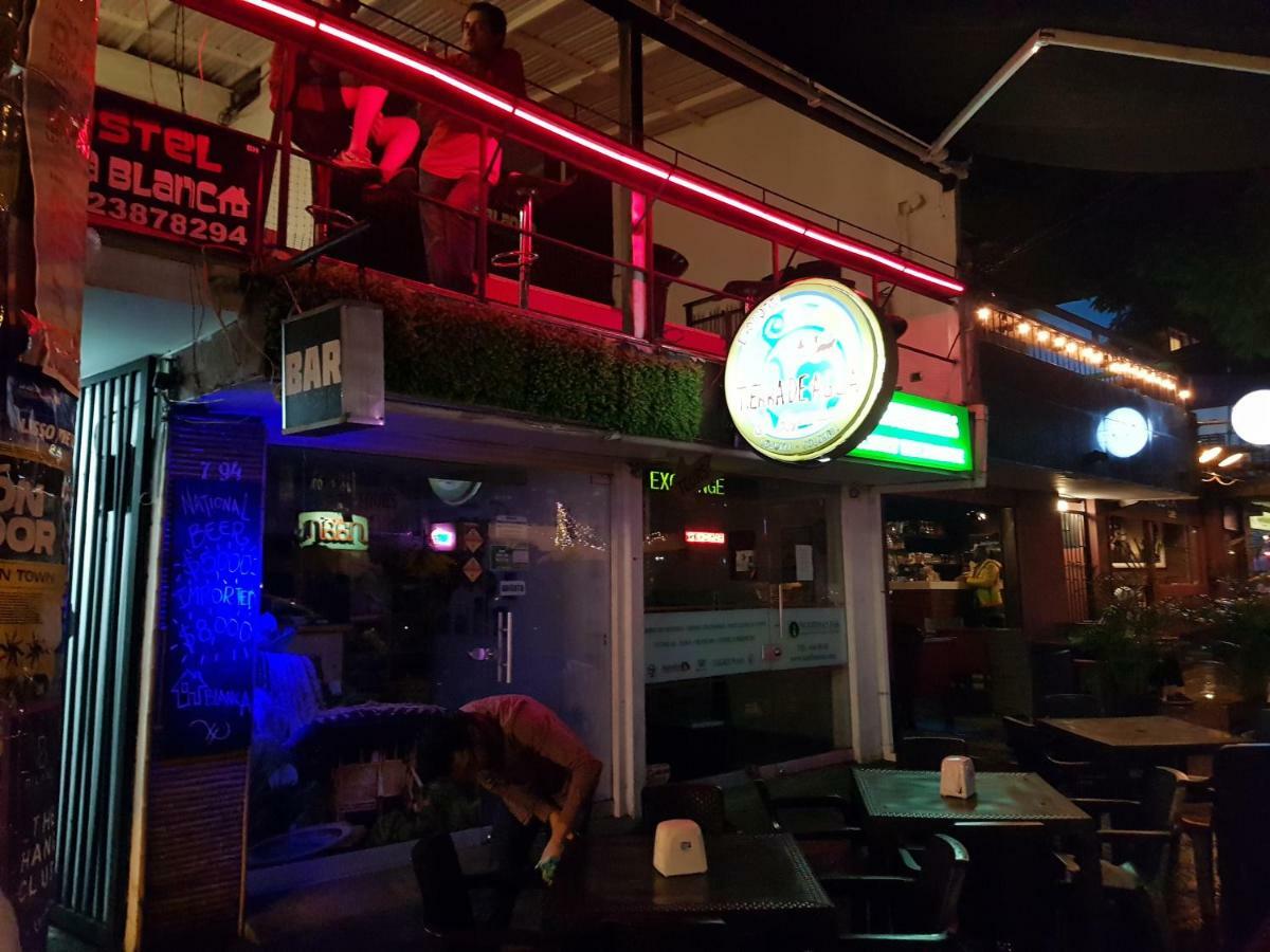 Casa Blanca Hostel Medellin Bagian luar foto